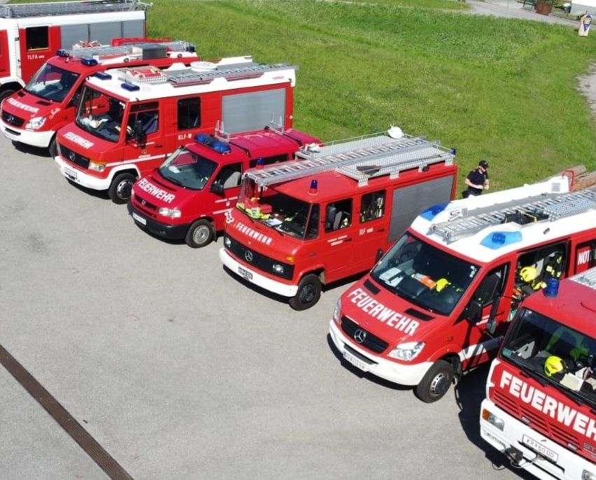 Bild enthält, Transportation, Vehicle, Fire Truck, Truck, Fire Station, Machine, Wheel, Building, Person, Car