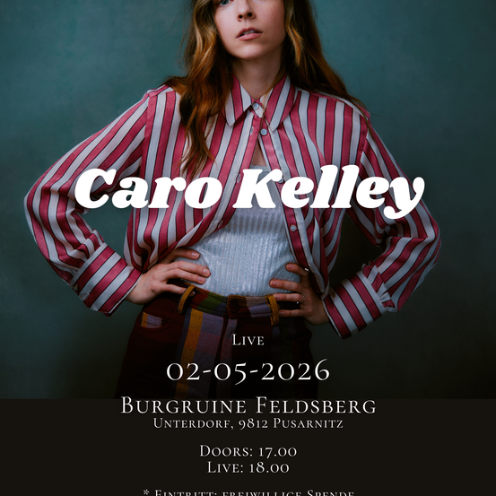 Eine Frau steht in einem rot-weiß gestreiften Hemd. Das Datum 02-05-2026 wird angezeigt, zusammen mit Burgruine Feldsberg, Unterdorf, 9812 Pusaritz. Die Türen öffnen sich um 17:00 Uhr und die Veranstaltung beginnt um 18:00 Uhr. Der Eintritt ist frei.