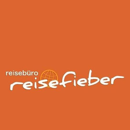 Ein orangefarbener Hintergrund zeigt das Logo von 'Reiseburo Reisefieber'. Das Logo besteht aus den Worten 'Reiseburo' und 'Reisefieber', mit einem gelben Globus-Symbol dazwischen.