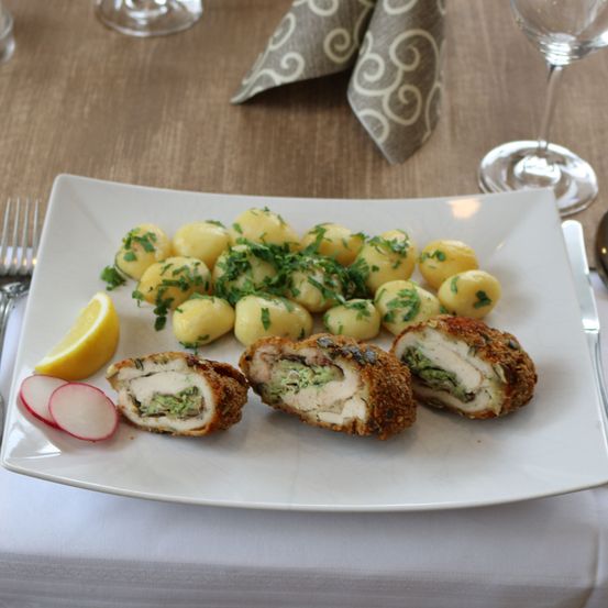 Bild enthält, Cutlery, Food, Food Presentation, Meal, Lunch, Fork, Spoon, Plate, Dish, Knife