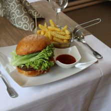 Bild enthält, Burger, Food, Food Presentation, Cutlery, Fork, Spoon, Ketchup, Bread, Meal, Glass
