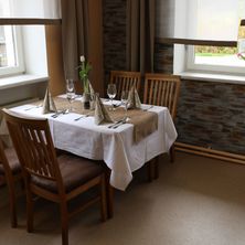 Bild enthält, Dining Table, Table, Dining Room, Floor, Flooring, Chair, Interior Design, Wood, Car, Fork