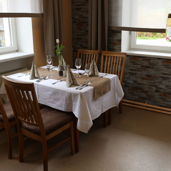 Bild enthält, Dining Table, Table, Dining Room, Floor, Flooring, Chair, Interior Design, Wood, Car, Fork