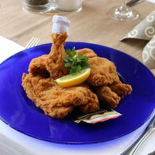 Bild enthält, Cutlery, Food, Fried Chicken, Plate, Spoon, Food Presentation, Fork, Meal