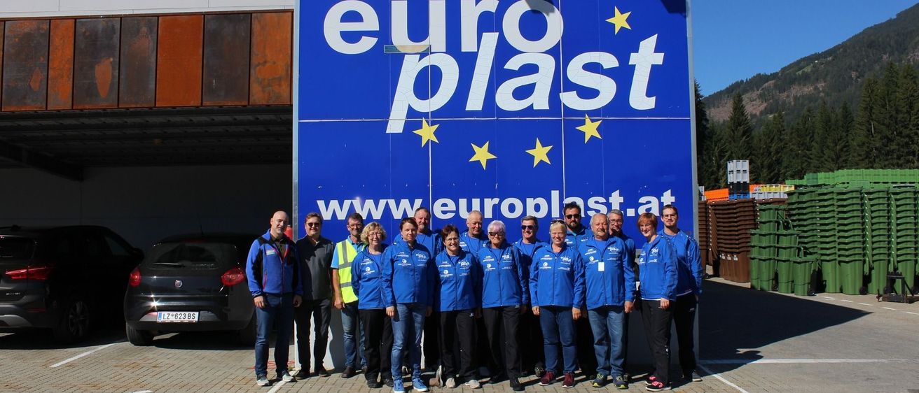 Bild enthält, People, Person, Clothing, Footwear, Shoe, Car, Vehicle, Jeans, Pants, Office Building