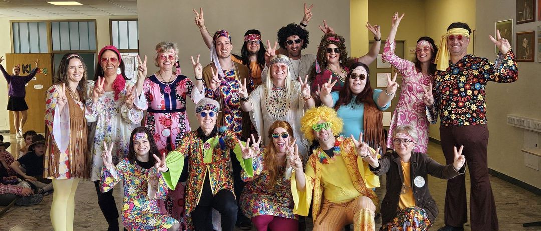 Bild enthält, People, Person, Adult, Female, Woman, Photography, Portrait, Costume, Dress, Groupshot