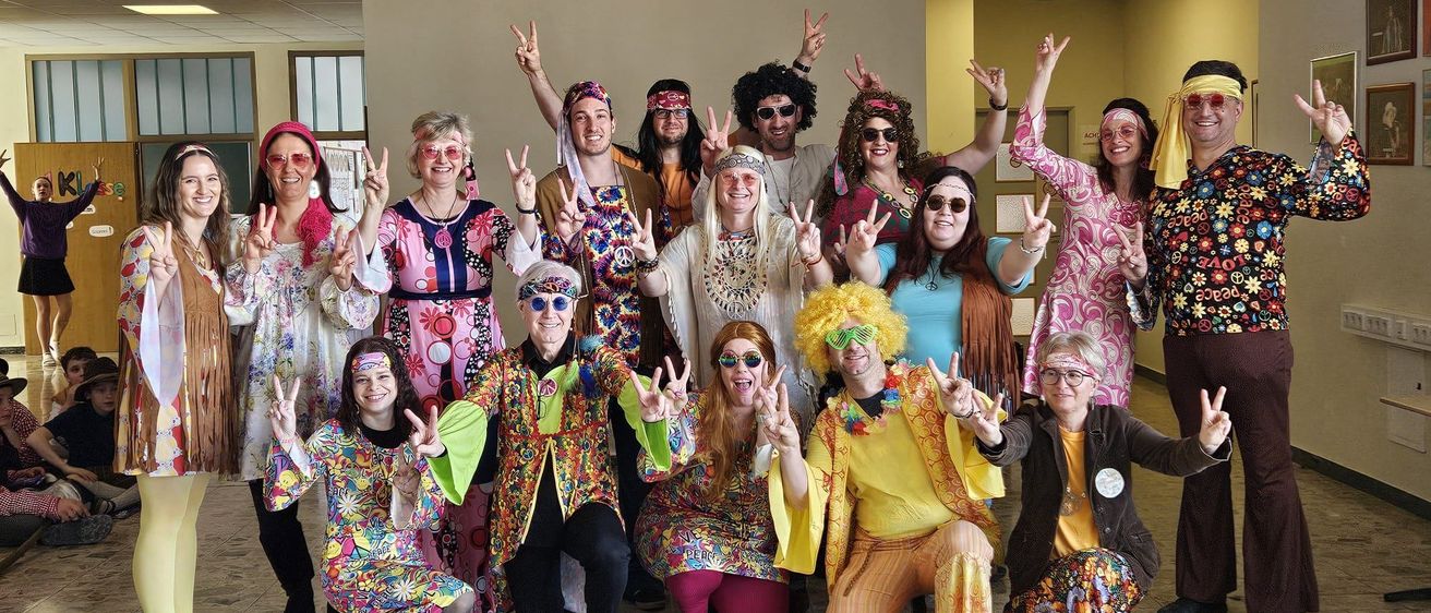 Bild enthält, People, Person, Adult, Female, Woman, Photography, Portrait, Costume, Dress, Groupshot