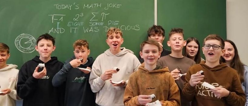 Bild enthält, People, Person, Adult, Female, Woman, Boy, Child, Male, School, Classroom