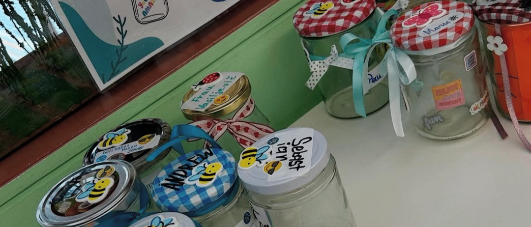 Bild enthält, Advertisement, Poster, Jar, People, Person, Tape