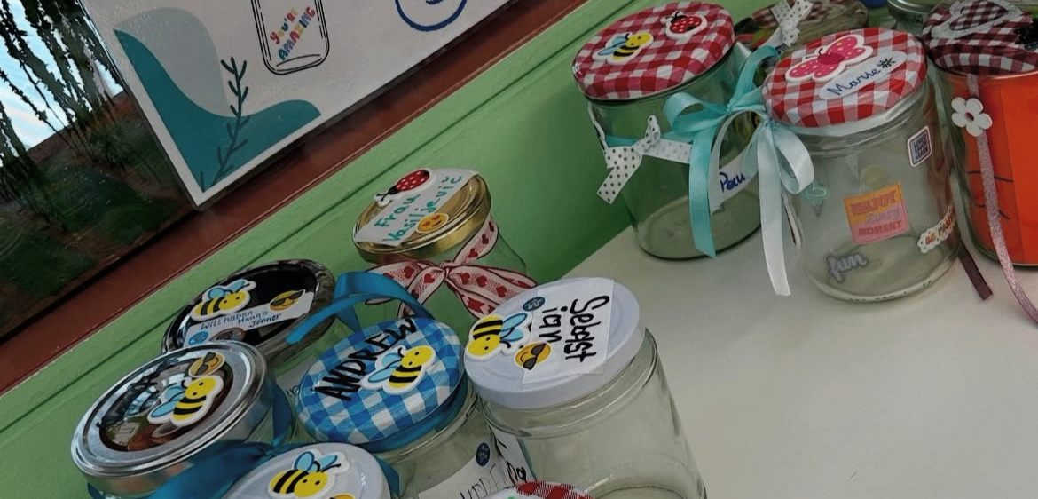 Bild enthält, Advertisement, Poster, Jar, People, Person, Tape