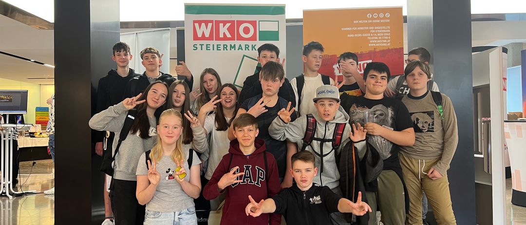 Bild enthält, People, Person, Pants, Groupshot, Jeans, Boy, Male, Teen, Child, Shoe