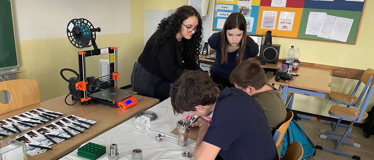 Bild enthält, Adult, Female, Person, Woman, Laboratory, Student, Male, Man, Face, Workshop