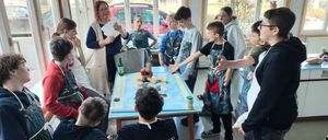 Bild enthält, Person, Student, People, Table, Tabletop, Boy, Child, Male, Teen, Man