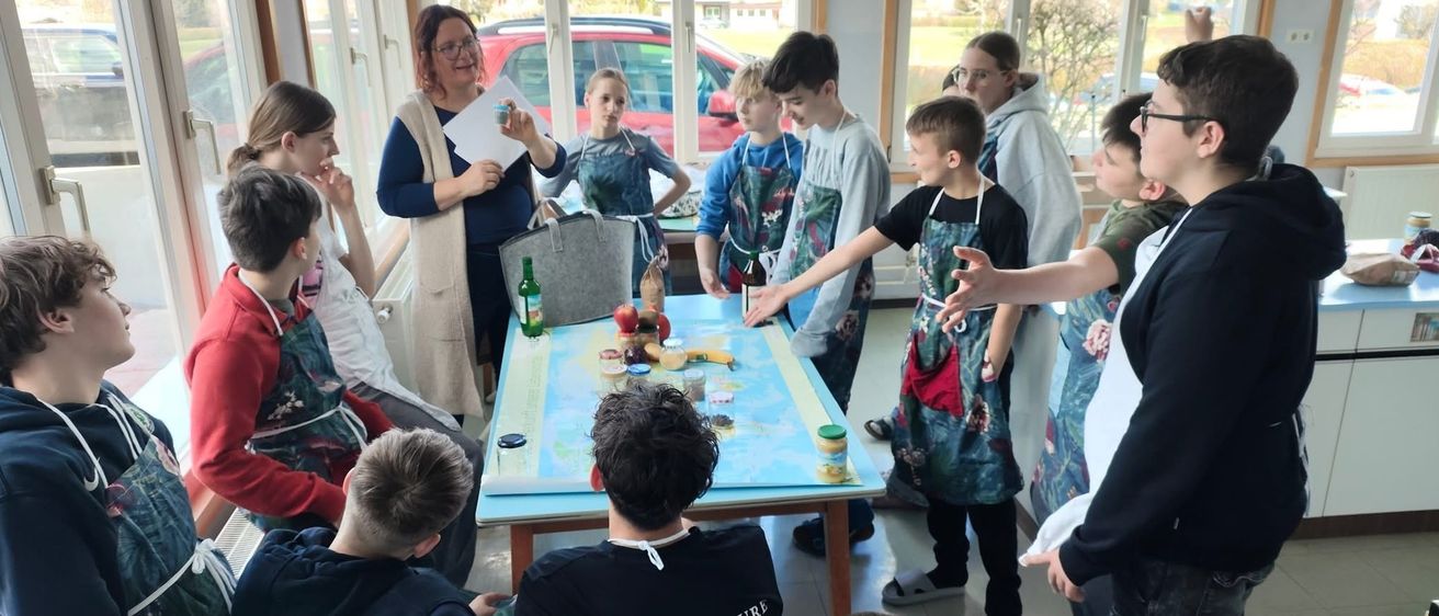 Bild enthält, Person, Student, People, Table, Tabletop, Boy, Child, Male, Teen, Man