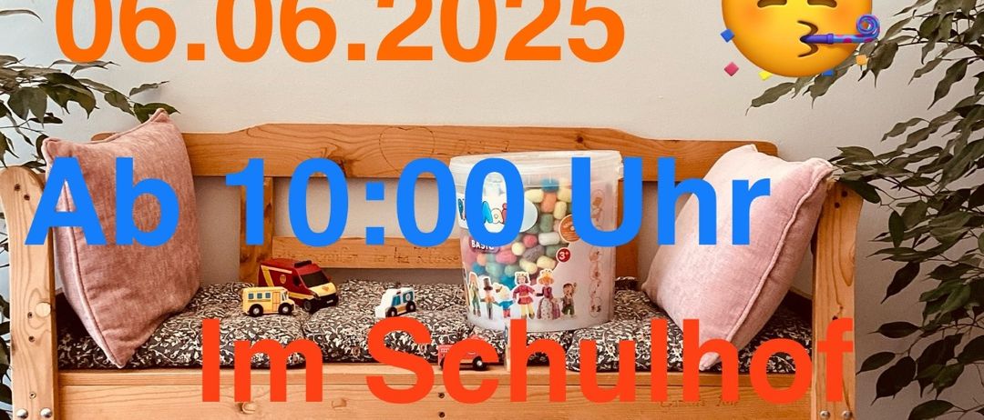 Eine Holzbank mit Kissen steht im Schulhof der VS Arnfels. Ein Eimer mit Süßigkeiten und Spielzeug ist auf der Bank. Die Wand dahinter hat ein Flohmarkt-Poster und ein lächelndes Emoji. Das Datum ist 06.06.2025.