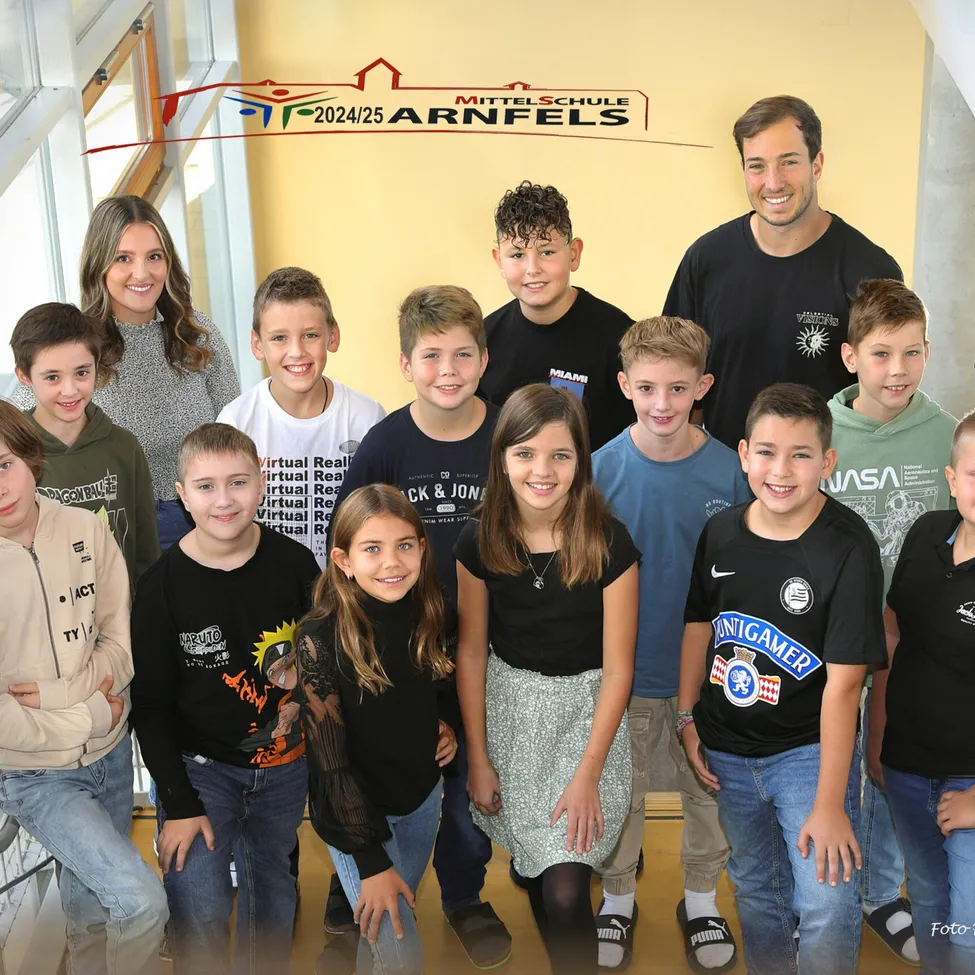 People, Person, T-Shirt, Pants, Groupshot, Jeans, Boy, Male, Teen, Child
