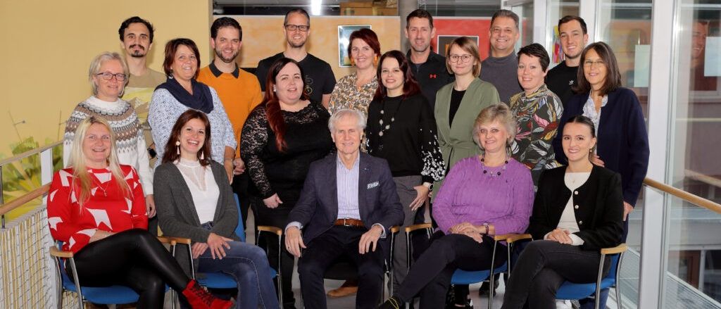 Bild enthält, People, Person, Groupshot, Adult, Female, Woman, Pants, Male, Man, Shoe