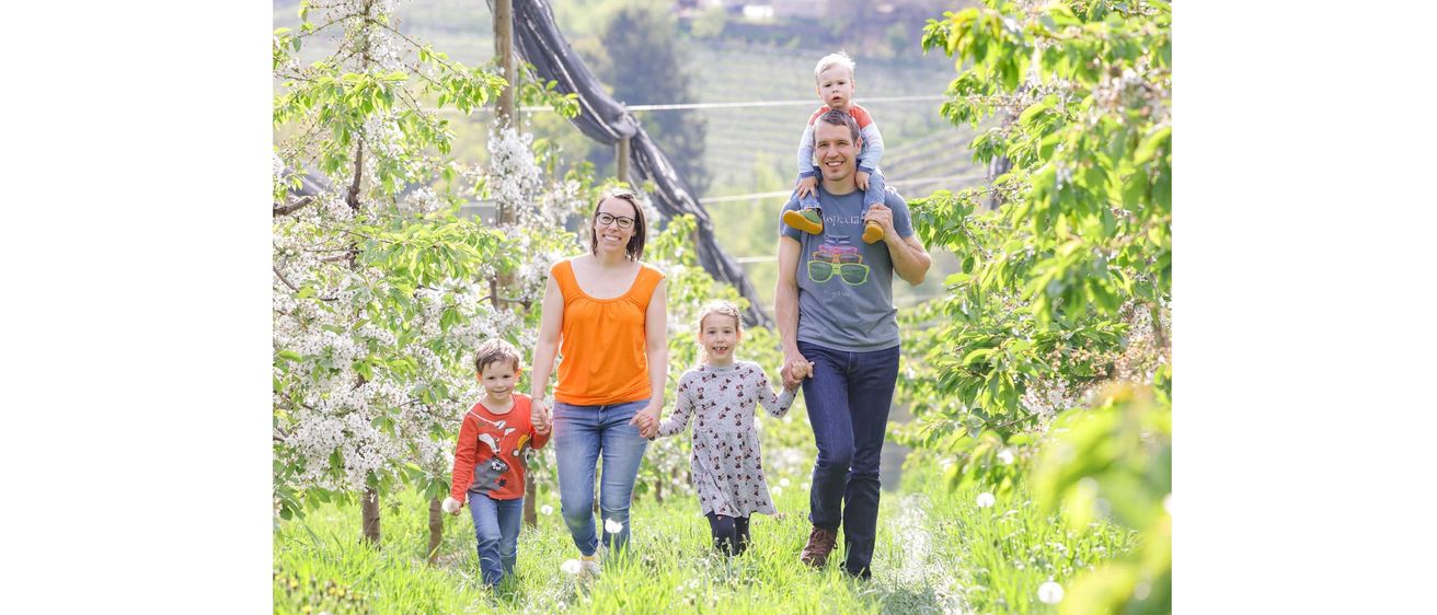 Bild enthält, People, Person, Walking, Adult, Male, Man, Nature, Child, Female, Girl