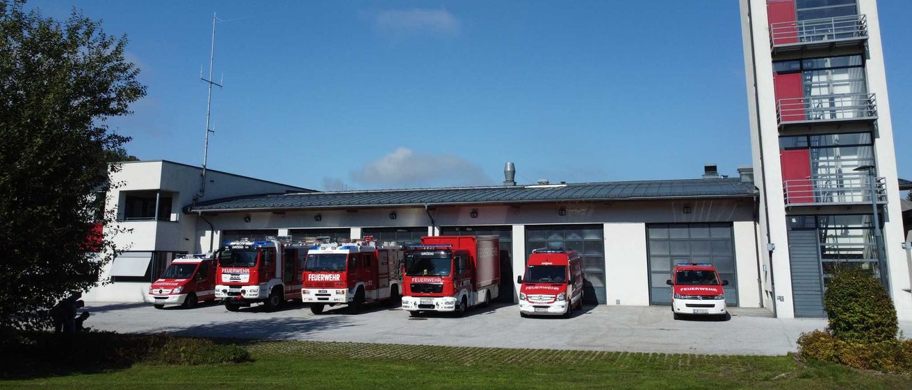 Bild enthält, Fire Station, Fire Truck, Transportation, Truck, Vehicle, Car, Moving Van, Person