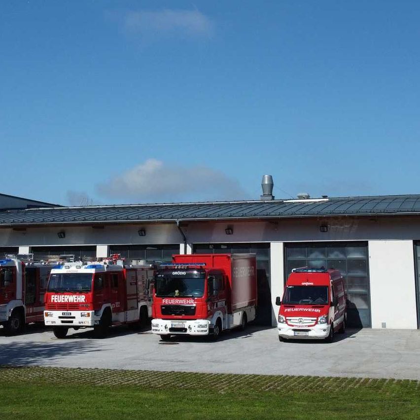 Bild enthält, Fire Station, Fire Truck, Transportation, Truck, Vehicle, Car, Moving Van, Person