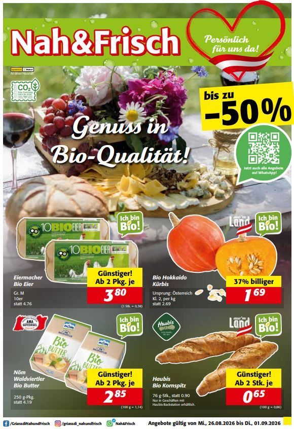 Werbung für Nah&Frisch mit verschiedenen Bio-Produkten und Rabatten bis zu 50%. Das Bild zeigt einen Tisch mit Obst, Gemüse und verpackten Lebensmitteln, zusammen mit einem QR-Code für weitere Informationen.