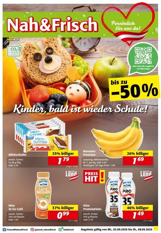 Ein Werbeplakat für Nah&Frisch mit verschiedenen Lebensmitteln wie einem Sandwich mit Bärengesicht, Äpfeln, Bananen und anderen Früchten. Das Plakat hebt Rabatte von bis zu 50% auf ausgewählte Artikel hervor.