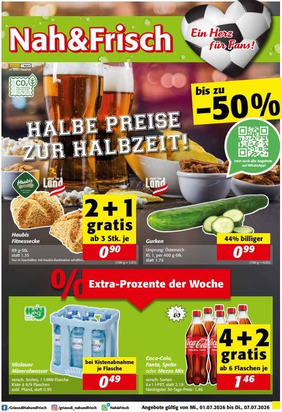 Die Werbung zeigt Halbe Preise zur Halbzeit mit verschiedenen Getränken und Snacks im Angebot, einschließlich kostenloser Artikel beim Kauf. Angebote beinhalten Rabatte bis zu 50% und einen QR-Code für WhatsApp-Bestellungen.