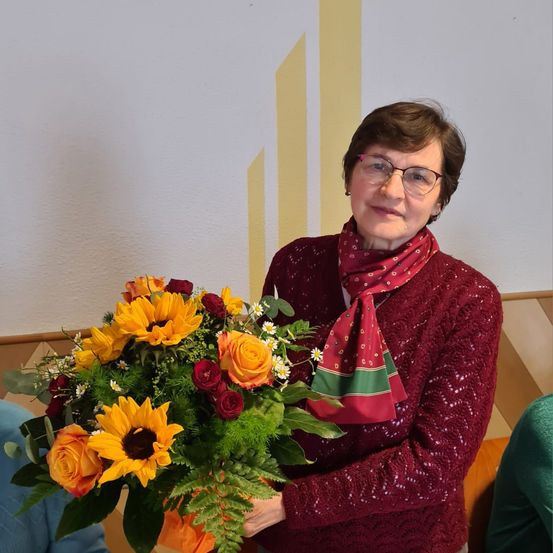 Bild enthält, Flower, Flower Arrangement, Flower Bouquet, Potted Plant, Rose, Person, Portrait, Ikebana, Petal, Man