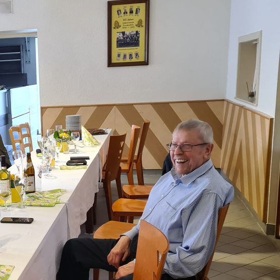 Bild enthält, Person, Sitting, Adult, Male, Man, Wood, Mobile Phone, Indoors, Photo Frame, Glasses