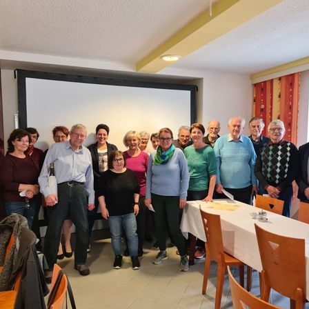 Bild enthält, People, Person, Pants, Dining Room, Dining Table, Table, Adult, Female, Woman, Man