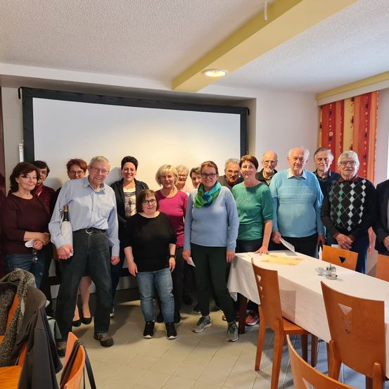 Bild enthält, People, Person, Pants, Dining Room, Dining Table, Table, Adult, Female, Woman, Man