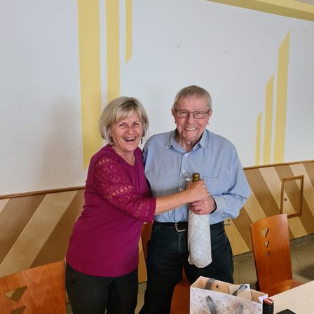 Bild enthält, Person, Photography, Portrait, Dining Room, Dining Table, Table, Blouse, Pants, Wood, Couch