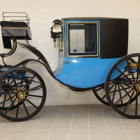 Bild enthält, Machine, Wheel, Carriage, Vehicle, Indoors, Bicycle