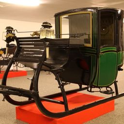 Bild enthält, Building, Indoors, Museum, Person, Machine, Wheel, Keyboard, Musical Instrument, Piano