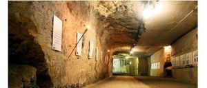 Bild enthält, Building, Advertisement, Poster, Bunker, City, Tunnel, Street, Dungeon