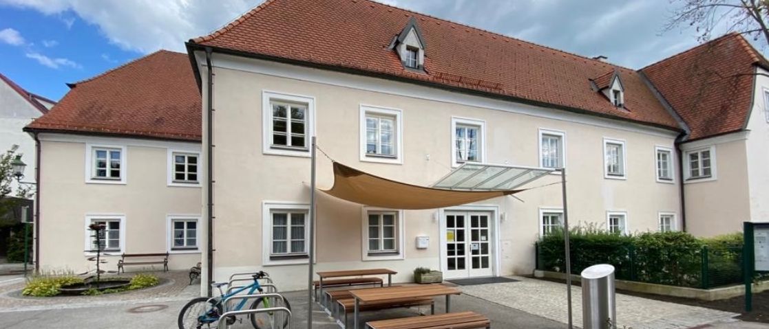 Bild enthält, Building, Housing, House, Machine, Wheel, Bicycle, Vehicle, Portico, Outdoors, Bench