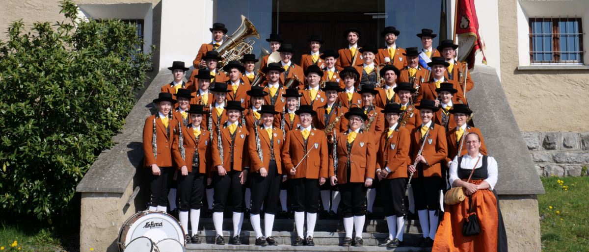 Bild enthält, People, Person, Group Performance, Music Band, Adult, Female, Woman, Soccer Ball, Sport, Coat