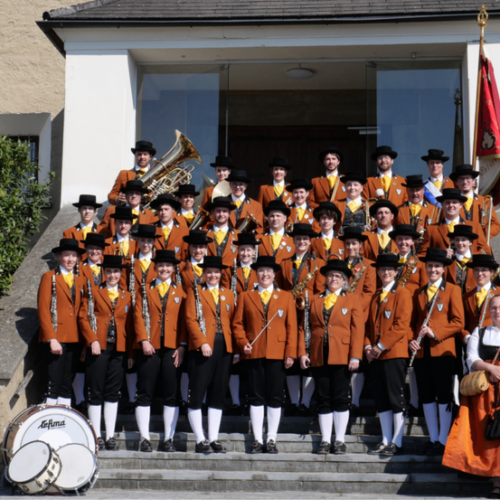 Bild enthält, People, Person, Group Performance, Music Band, Adult, Female, Woman, Clothing, Coat, Soccer Ball