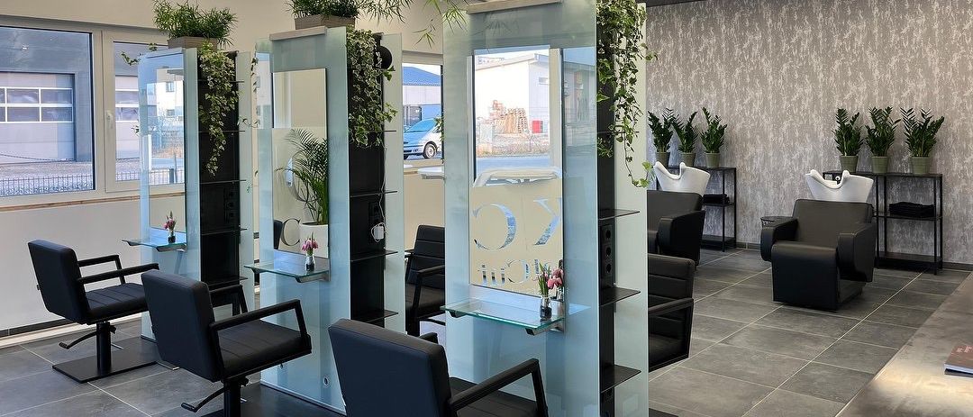 Bild enthält, Indoors, Plant, Chair, Furniture, Beauty Salon, Car, Transportation, Vehicle, Couch, Person