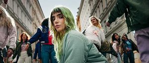 Bild enthält, Costume, Person, Walking, City, Street, Urban, Adult, Female, Woman, Coat