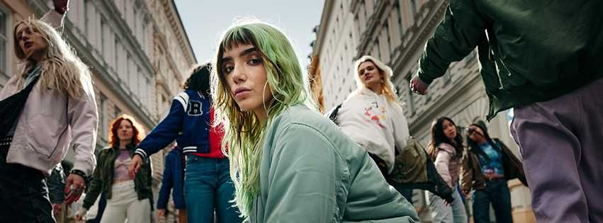 Bild enthält, Costume, Person, Walking, City, Street, Urban, Adult, Female, Woman, Coat