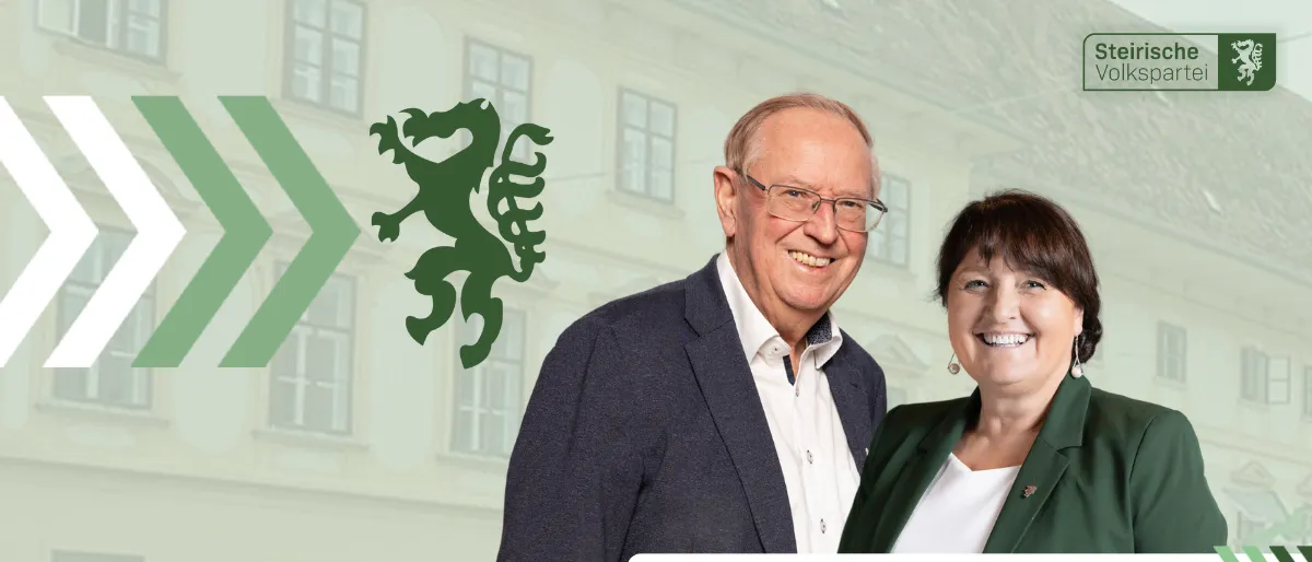 Ein Bild von zwei lächelnden Menschen, die eng beieinanderstehen vor einem Gebäude. Der Mann trägt einen grauen Anzug, ein weißes Hemd und eine Brille. Die Frau trägt einen grünen Blazer und ein weißes Hemd. Sie lächeln beide. Der Text vor ihnen lautet 'Nah am Mensch Die Zukunft'. Auf der linken Seite des Bildes befindet sich ein grünes Löwenlogo. Das Gebäude hinter ihnen hat viele Fenster.