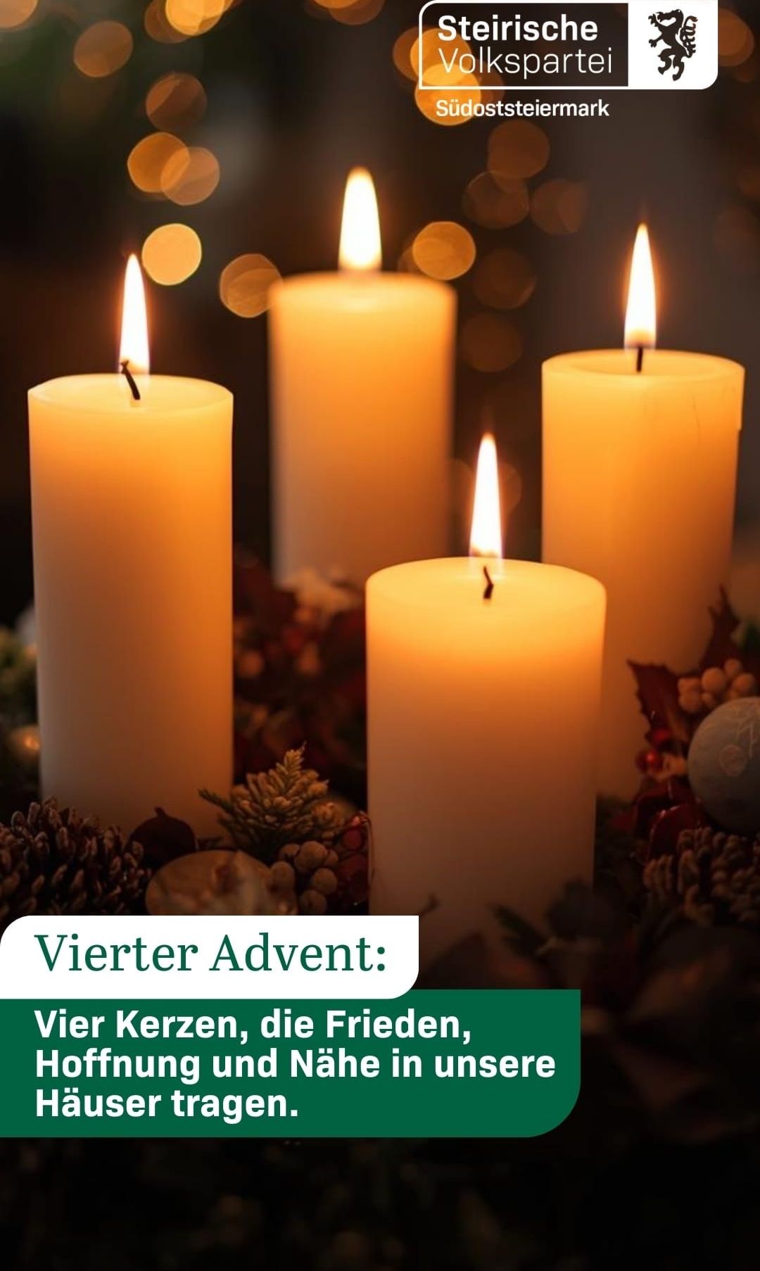 Vier weiße Kerzen sind angezündet und auf einer kreisförmigen Anordnung mit Tannenzapfen und Stechpalmenblättern platziert. Die Kerzen sind mit 'Vierter Advent' beschriftet. Der Hintergrund ist dunkel und unscharf.