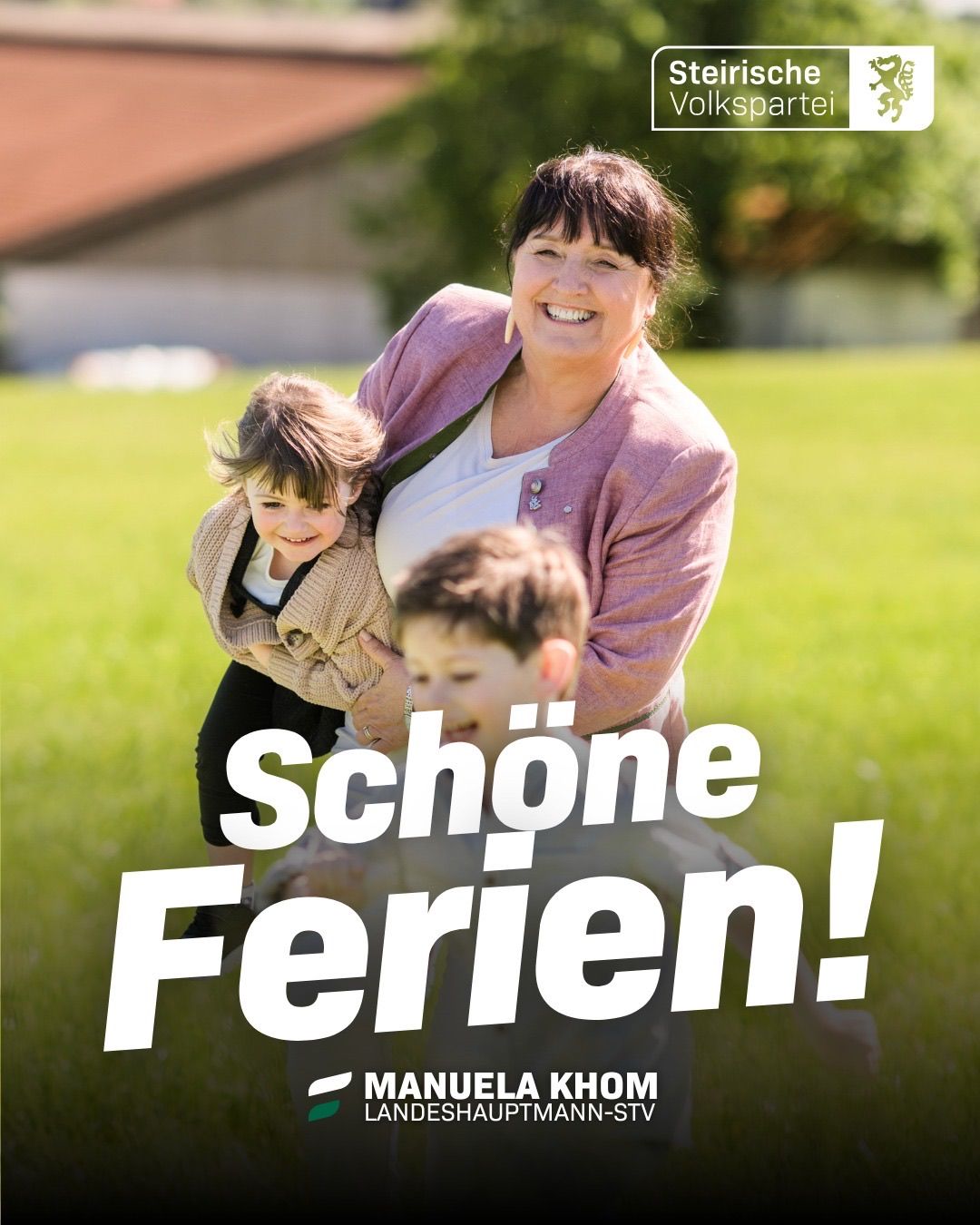A smiling woman holding two children in a green field with the text 'Schone Ferien!' and the name 'Manuela Khom' below.