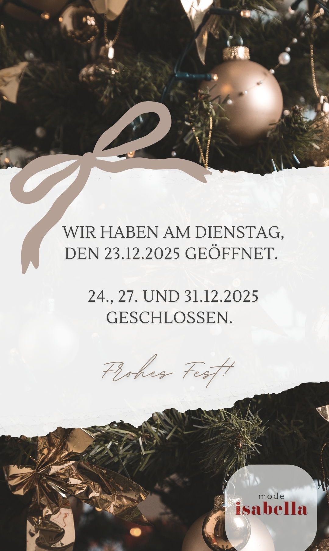 Eine weiße Karte mit einer Schleife umwickelt zeigt eine Nachricht auf Deutsch. Es steht: 'Wir haben am Dienstag, den 23.12.2025 geöffnet. Geschlossen am 24., 27. und 31.12.2025.' Darunter steht 'Frohes Fest' in Gold.