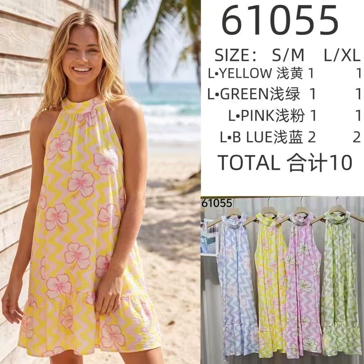 Eine Frau in einem gelben Blumenkleid steht am Strand mit einer Holzwand und Ozean im Hintergrund. Das Kleid ist in verschiedenen Größen und Farben erhältlich.