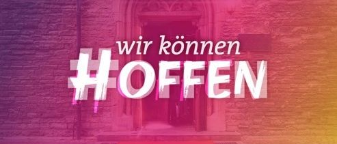 Plakat für die Lange Nacht der Kirchen am 23.05.25 mit einer alten Kirche, dem Spruch 'Wir können hoffen' und Informationen zur Veranstaltung, einschließlich der Zeit von 15:00 bis 22:00 Uhr.