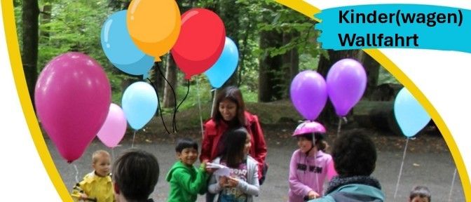 Eine Gruppe von Kindern, die bunte Luftballons halten, steht in einem Park mit einer Frau in einer roten Jacke. Bäume und ein gelber Rand sind im Hintergrund zu sehen.