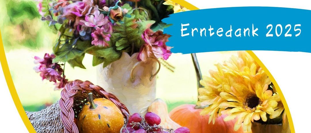 Plakat für eine Veranstaltung am 12. Oktober 2025 um 09:00 Uhr in der St. Radegund Kirche. Es zeigt einen Korb mit Herbstfrüchten und eine Blumendekoration. Die Veranstaltung beinhaltet eine Ernteprozession mit Kindern und ihren Eltern, gefolgt von einem Gottesdienst in der Kirche. Musikalische Beiträge werden vom Kirchenchor und Schulkindern geleistet.