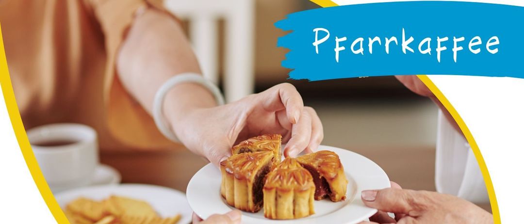 Einladung zum Pfarrkaffee am 26. Oktober 2025 um 9:00 Uhr in St. Radegund, Pfarrheim. Personen verteilen Gebäck auf einem Teller an andere. Text lautet 'Herzliche Einladung!' und mehr. Foto von CANVA.